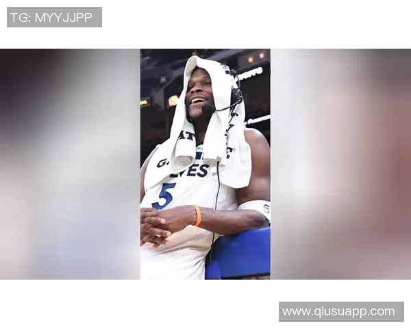 爱德华兹现场脱下比赛球衣赠送球迷令人惊叹的温暖瞬间